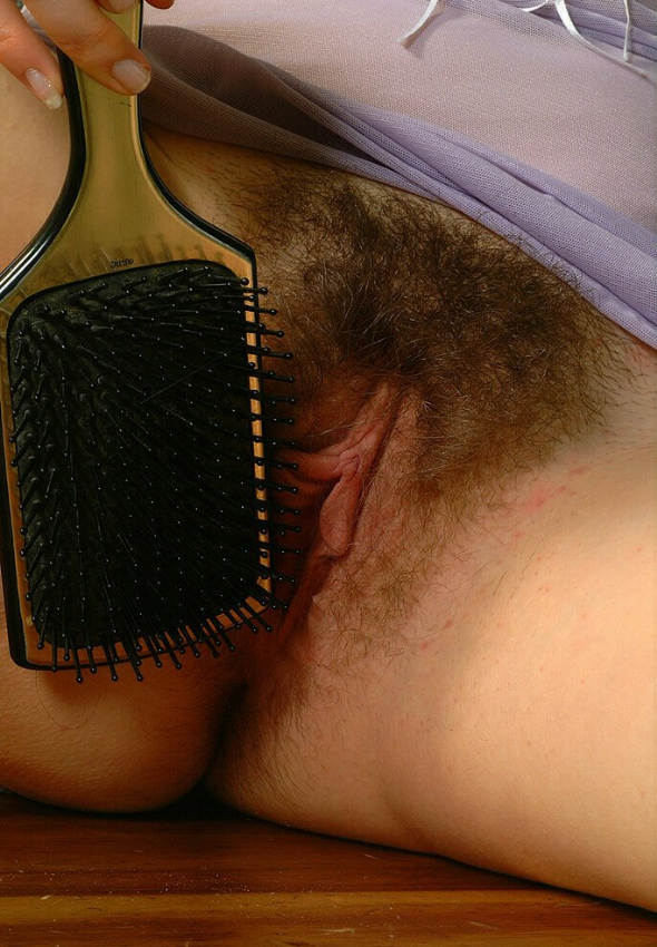 Rubia ondulando su coño peludo
 #76560473