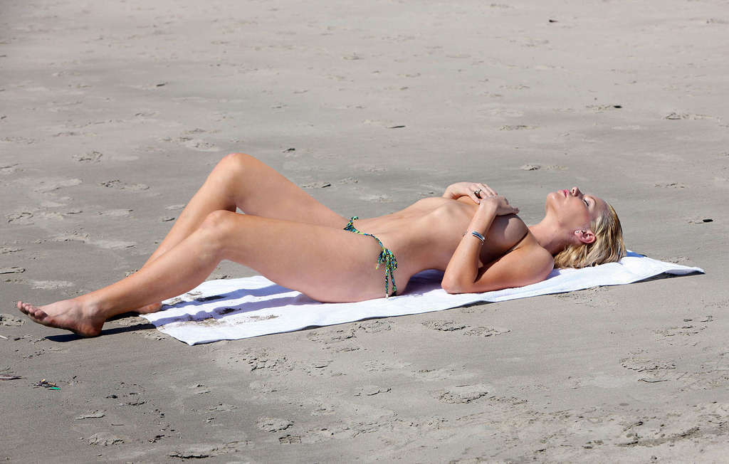 Sophie monk s'amusant sur la plage en bikini et montrant d'énormes seins
 #75365004