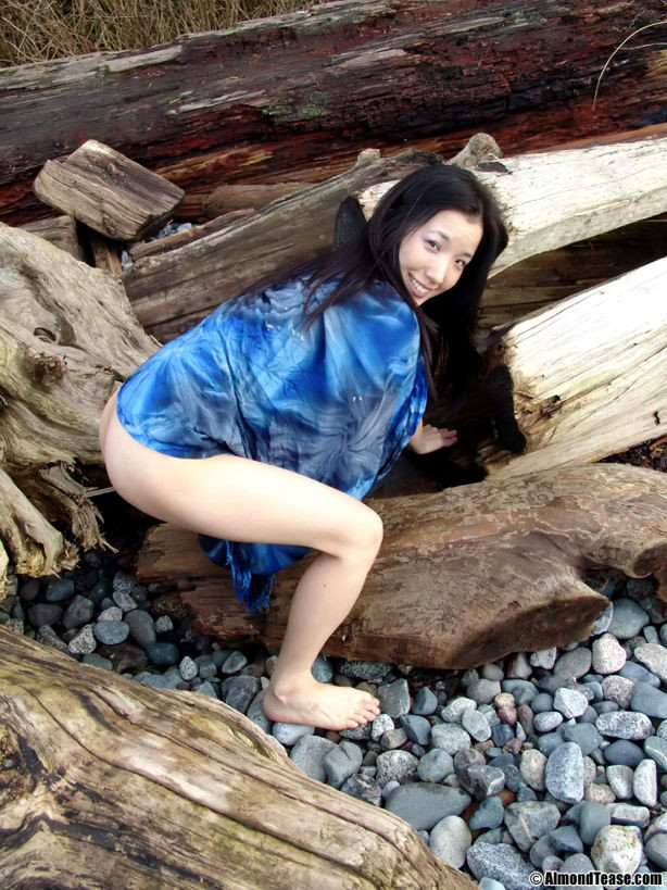 Asiática muestra su coño afeitado en la playa nudista
 #70025856