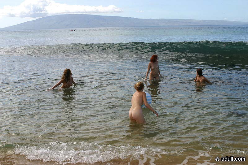 Geile Strand-Lesben spielen und lecken Muschi auf einer tropischen Insel
 #72320572