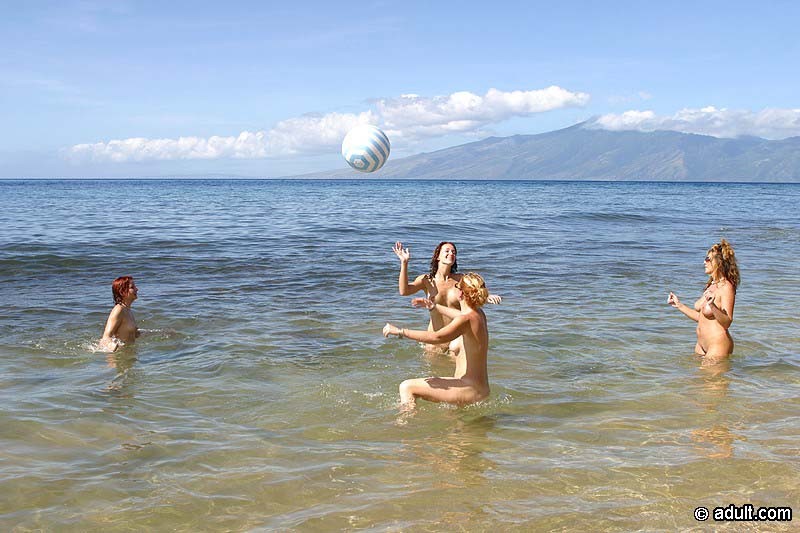 Geile Strand-Lesben spielen und lecken Muschi auf einer tropischen Insel
 #72320578