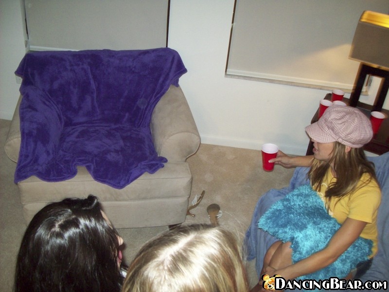 Strippers cachondos con grandes pollas follando a chicas en una fiesta
 #71594226