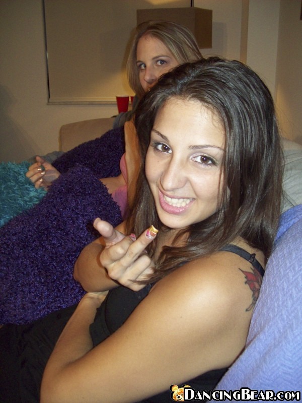 Strippers cachondos con grandes pollas follando a chicas en una fiesta
 #71594248