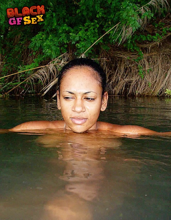 Une petite amie noire se satisfaisant elle-même dans le lac
 #68117226