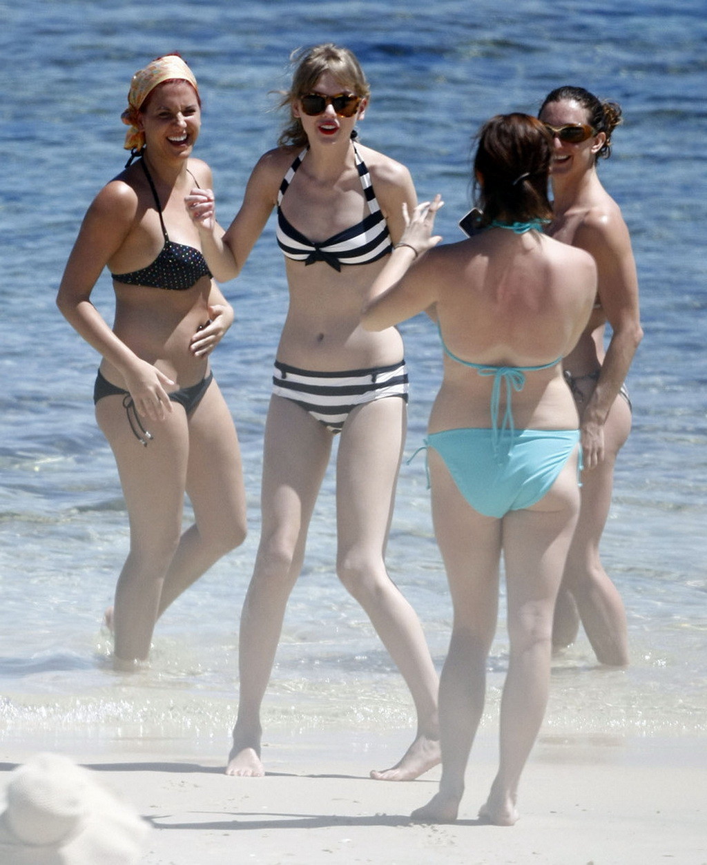 Taylor Swift caught wearing bikini on a beach in Perth #75271359