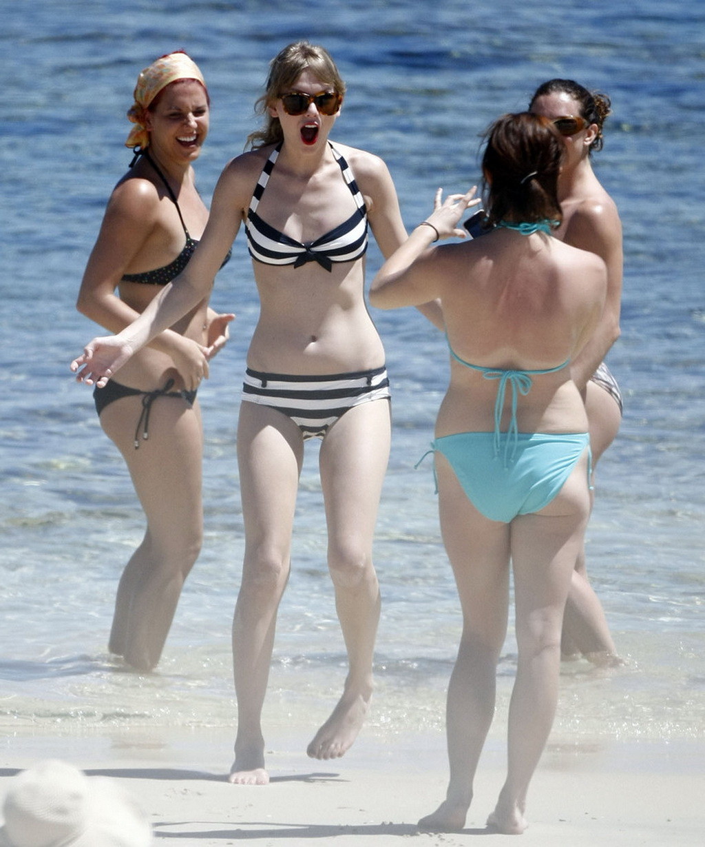 Taylor Swift caught wearing bikini on a beach in Perth #75271378