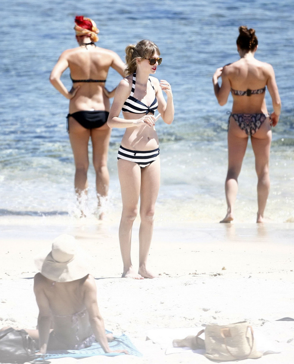 Taylor Swift caught wearing bikini on a beach in Perth #75271398