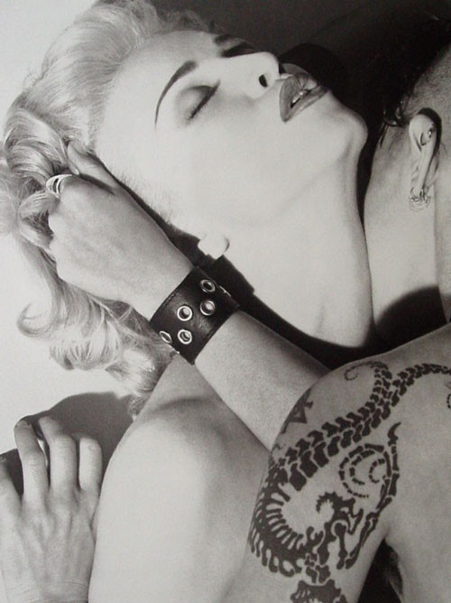 Madonna mostrando sus bonitas tetas grandes y su coño peludo
 #75416525