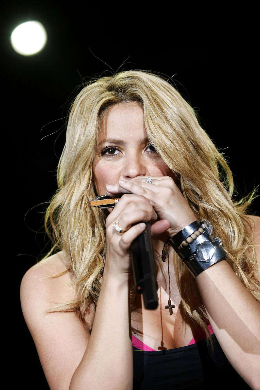 Shakira esponendo il suo corpo sexy cazzo e culo caldo sul palco
 #75348492