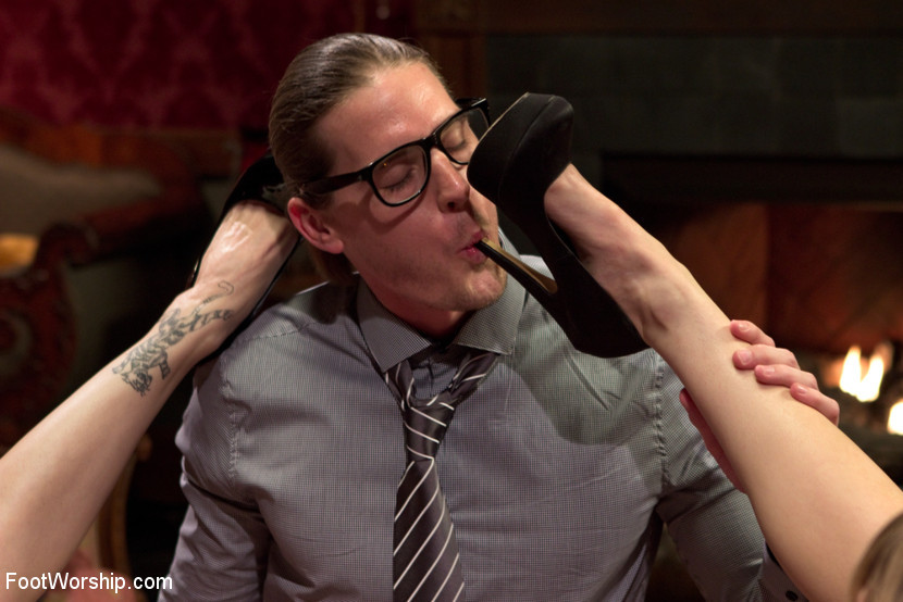 ¡Dos sirvientas se aprovechan de su jefe burlándose de él con una paja de pies!
 #75446468