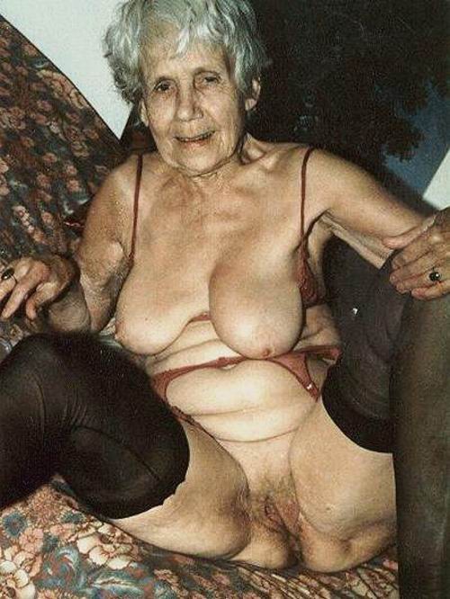 Abuelas muy viejas muestran sus cuerpos arrugados
 #77198007