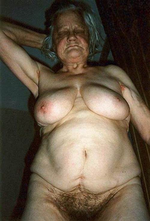 Abuelas muy viejas muestran sus cuerpos arrugados
 #77198075