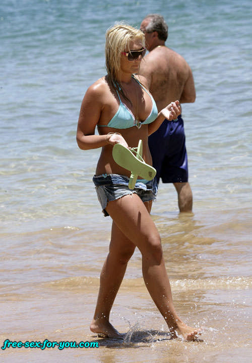 Brooke hogan posando sexy en bikini en la playa
 #75431939