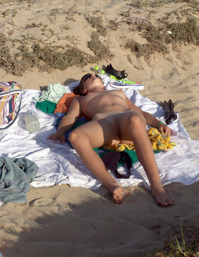 Brunetta ama esporre il suo corpo alla spiaggia nudista
 #72245195