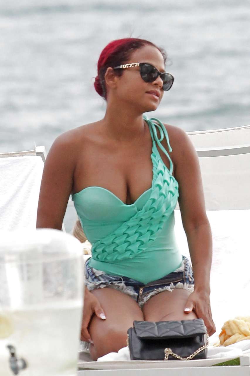 Christina milian muestra sus grandes pechos y su cuerpo sexy en bikini
 #75226451