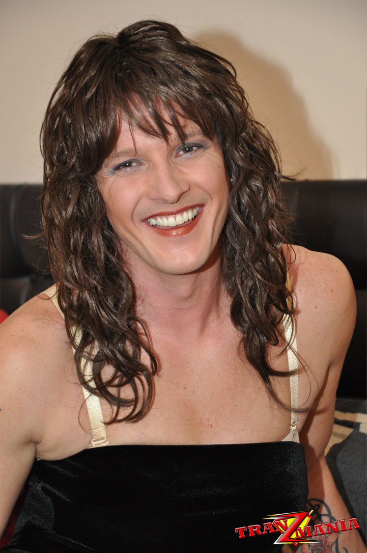 Jay, la salope transsexuelle sexy, a de beaux cheveux bouclés.
 #67098468