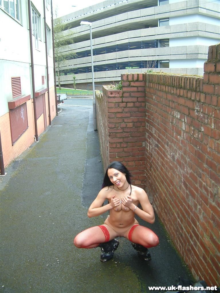 Nena británica exhibicionista isis flashing y causando indignación pública por posar nu
 #78608562