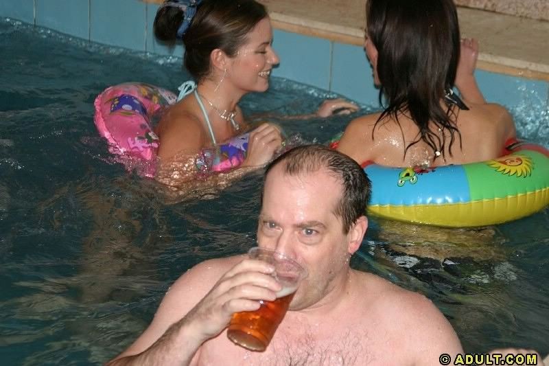 Fiesta de putas haciendo orgía loca de groupsex cerca de la piscina
 #76838928