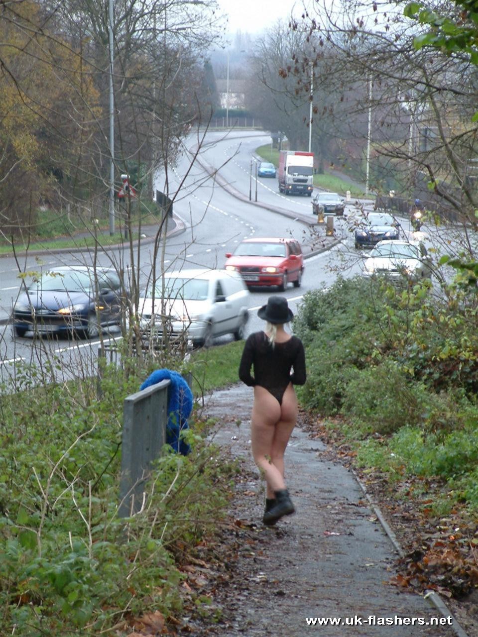 British teen bionda caos lampeggiante figa nuda e capezzoli all'aperto in pubblico a
 #76738538