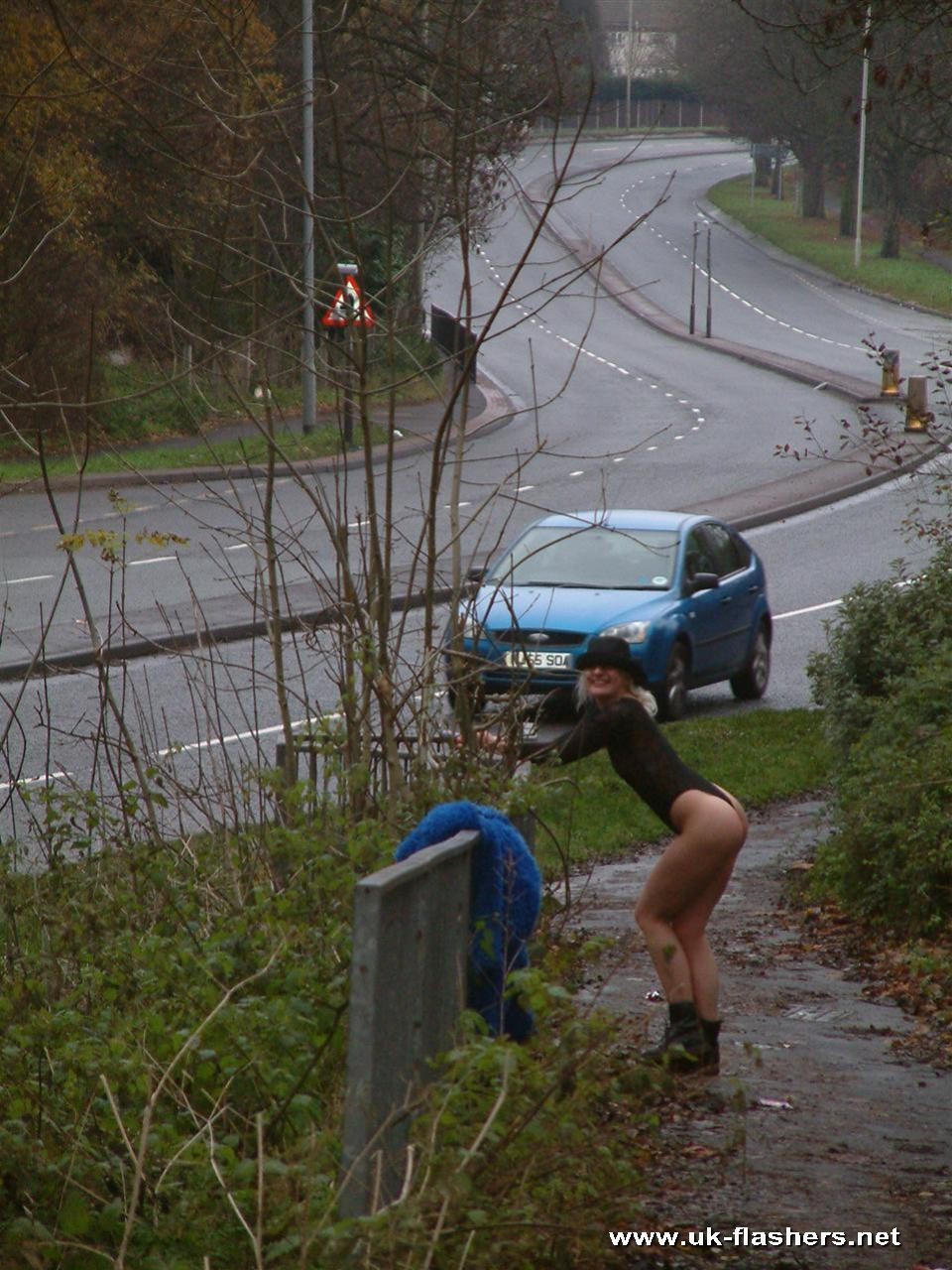 英国のティーンブロンドのカオスは、裸のマンコと乳首を屋外で公開している
 #76738547
