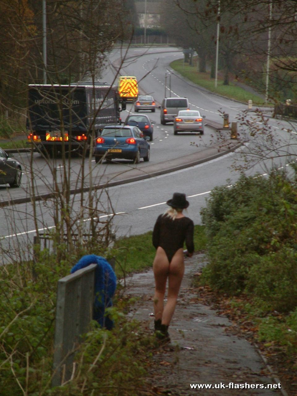 British teen bionda caos lampeggiante figa nuda e capezzoli all'aperto in pubblico a
 #76738554