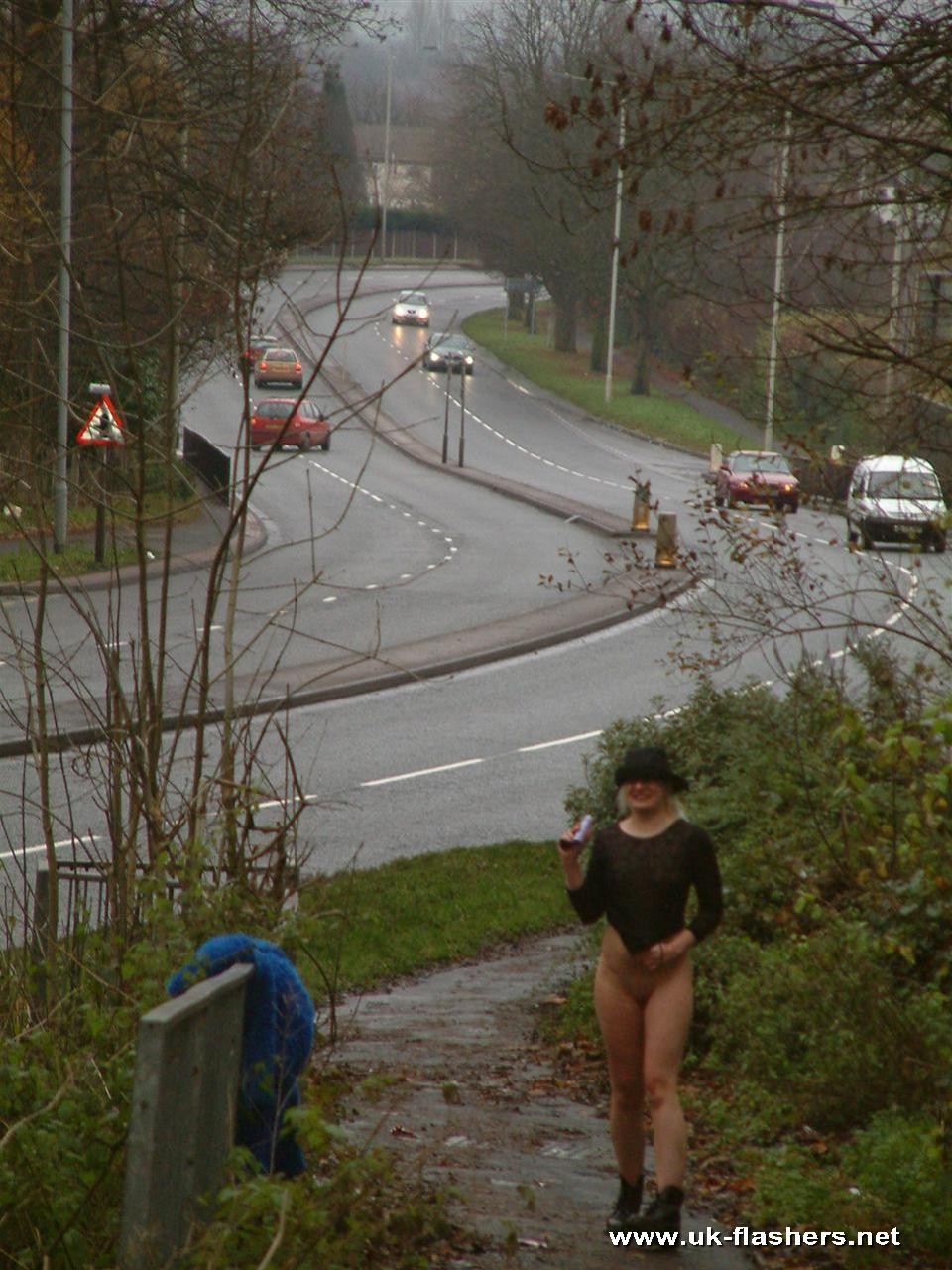 Británico joven rubio caos flashing desnudo coño y pezones al aire libre en público en
 #76738572
