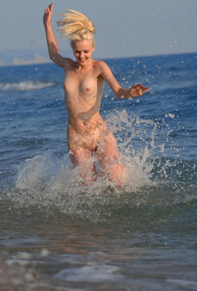 L'acqua si sente bene sulla pelle nuda di questa nudista
 #72246946