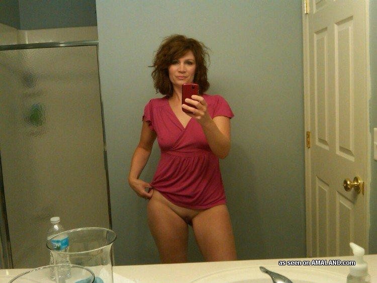 鏡の前で裸になって自撮りする白人女性
 #75456491