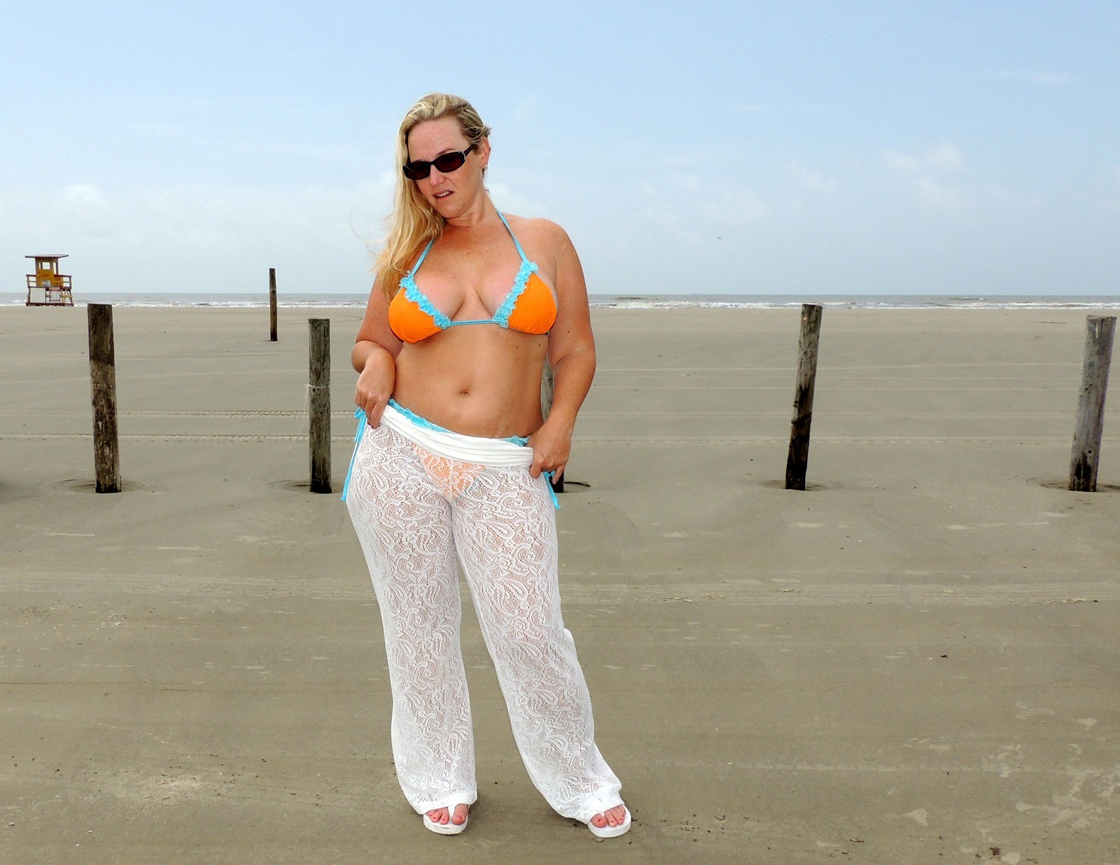 Femme potelée nue sur une plage publique
 #72236776