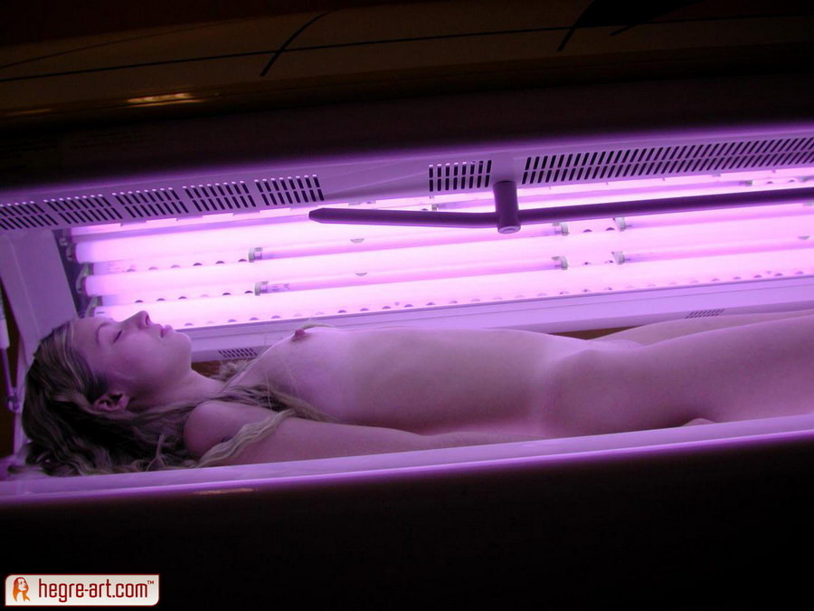 Únete joven katya acostado desnudo en el solarium
 #78544228