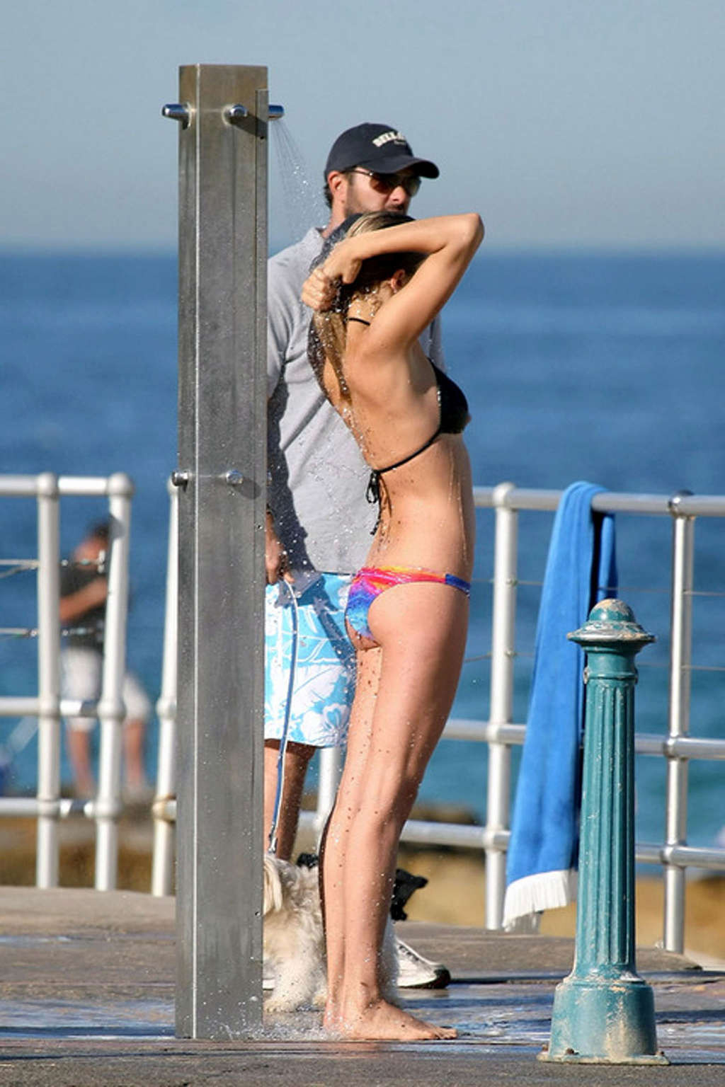 Jessica Hart exposant son corps sexy et son cul chaud en bikini coloré
 #75352119