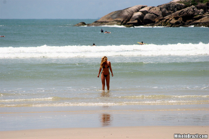 Une brésilienne blonde super chaude se fait claquer le cul sur la plage.
 #71629589