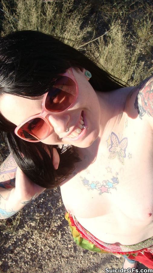Tatuato punk rock teen gf in occhiali da sole in pixel fatti in casa all'aperto
 #78611714