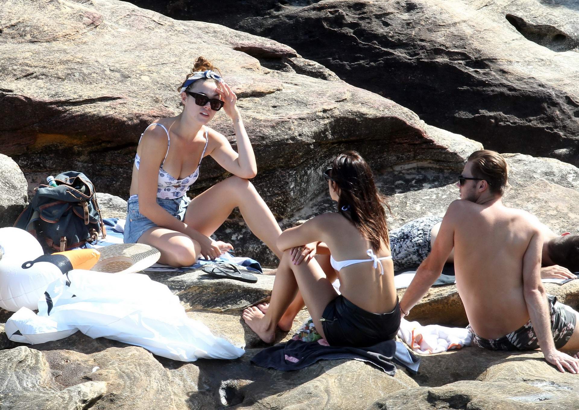 Demi harman busty indossando un costume da bagno su una spiaggia rocciosa a Sydney
 #75177653