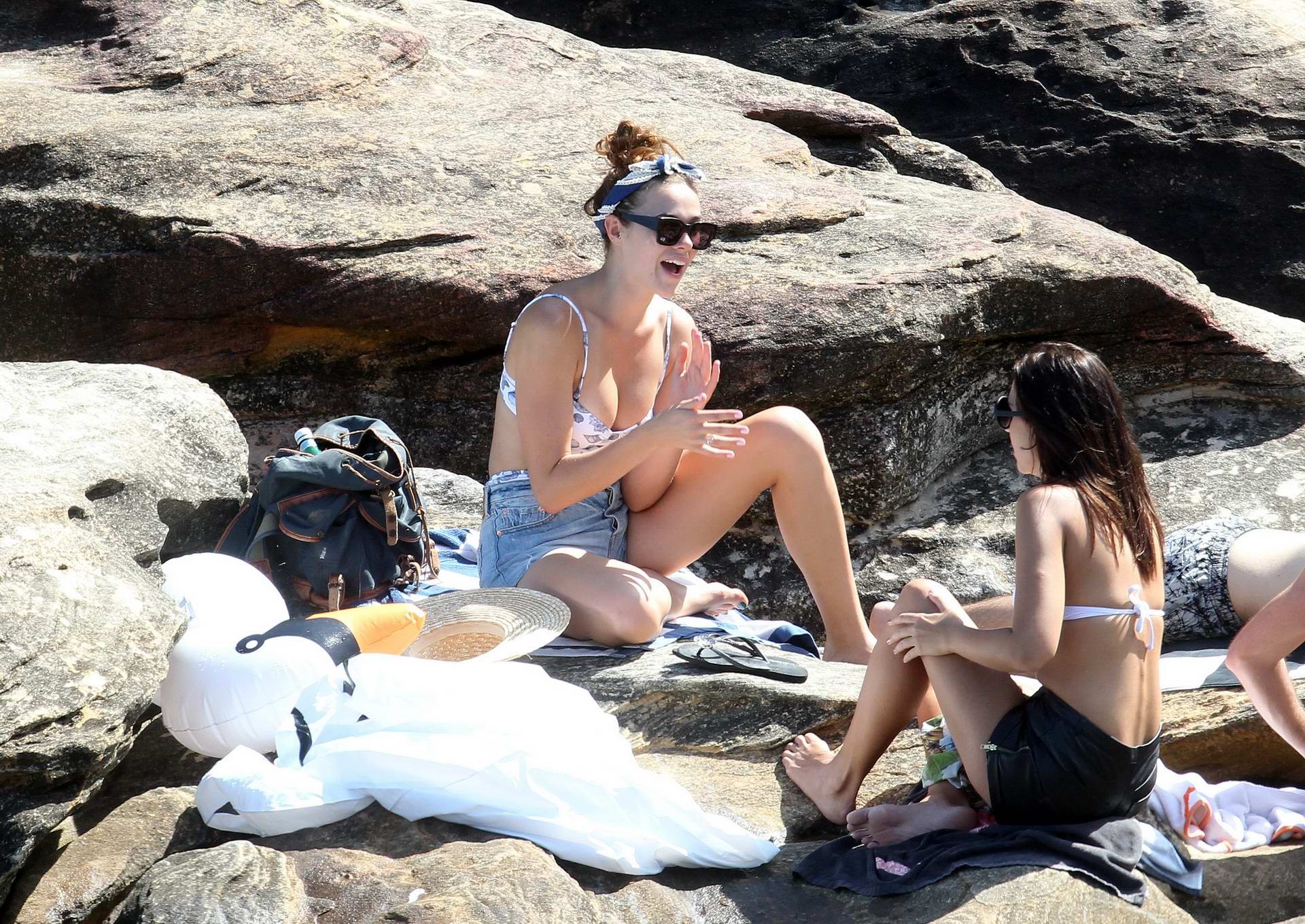 Demi harman busty indossando un costume da bagno su una spiaggia rocciosa a Sydney
 #75177667