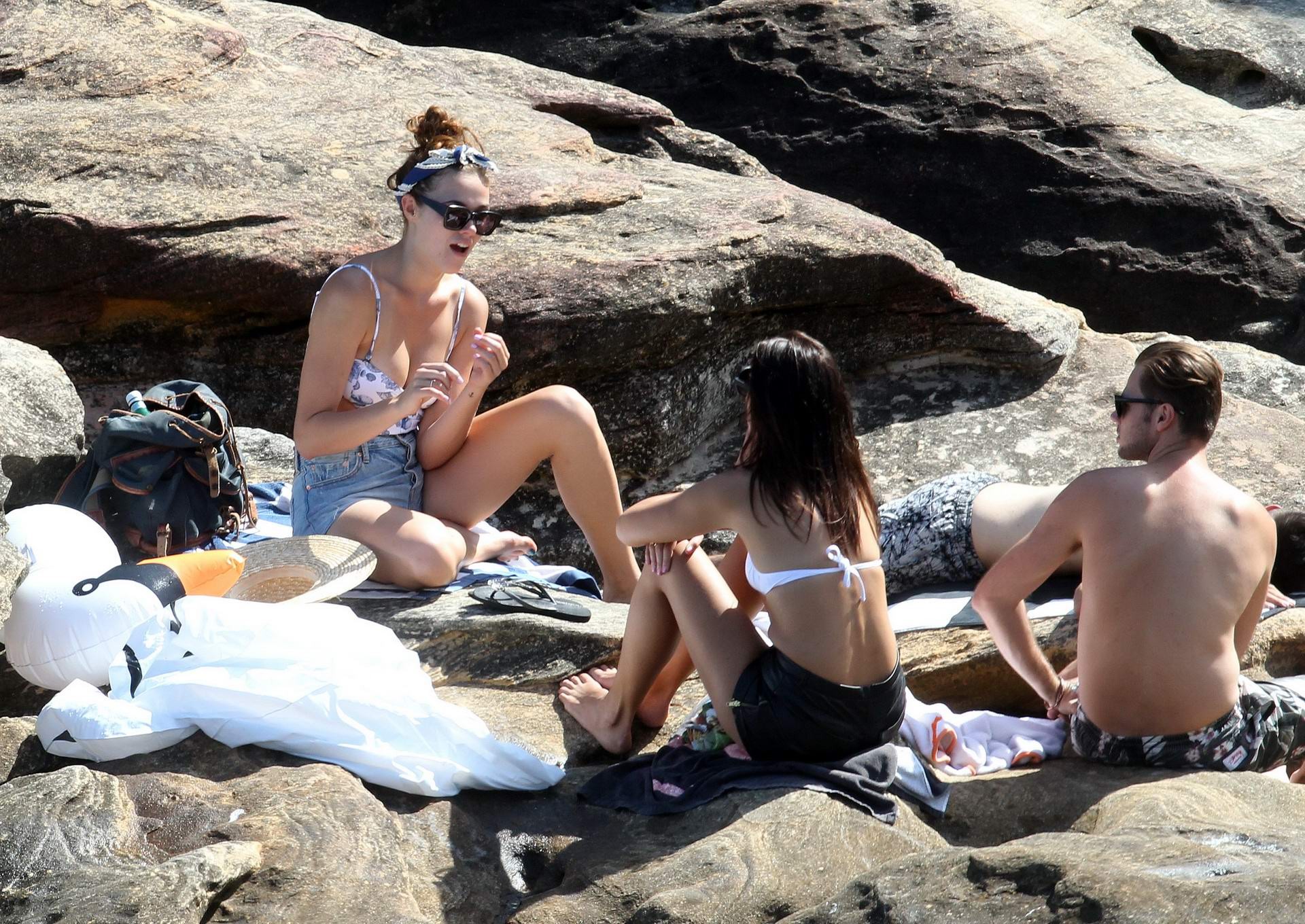 Demi harman busty indossando un costume da bagno su una spiaggia rocciosa a Sydney
 #75177690