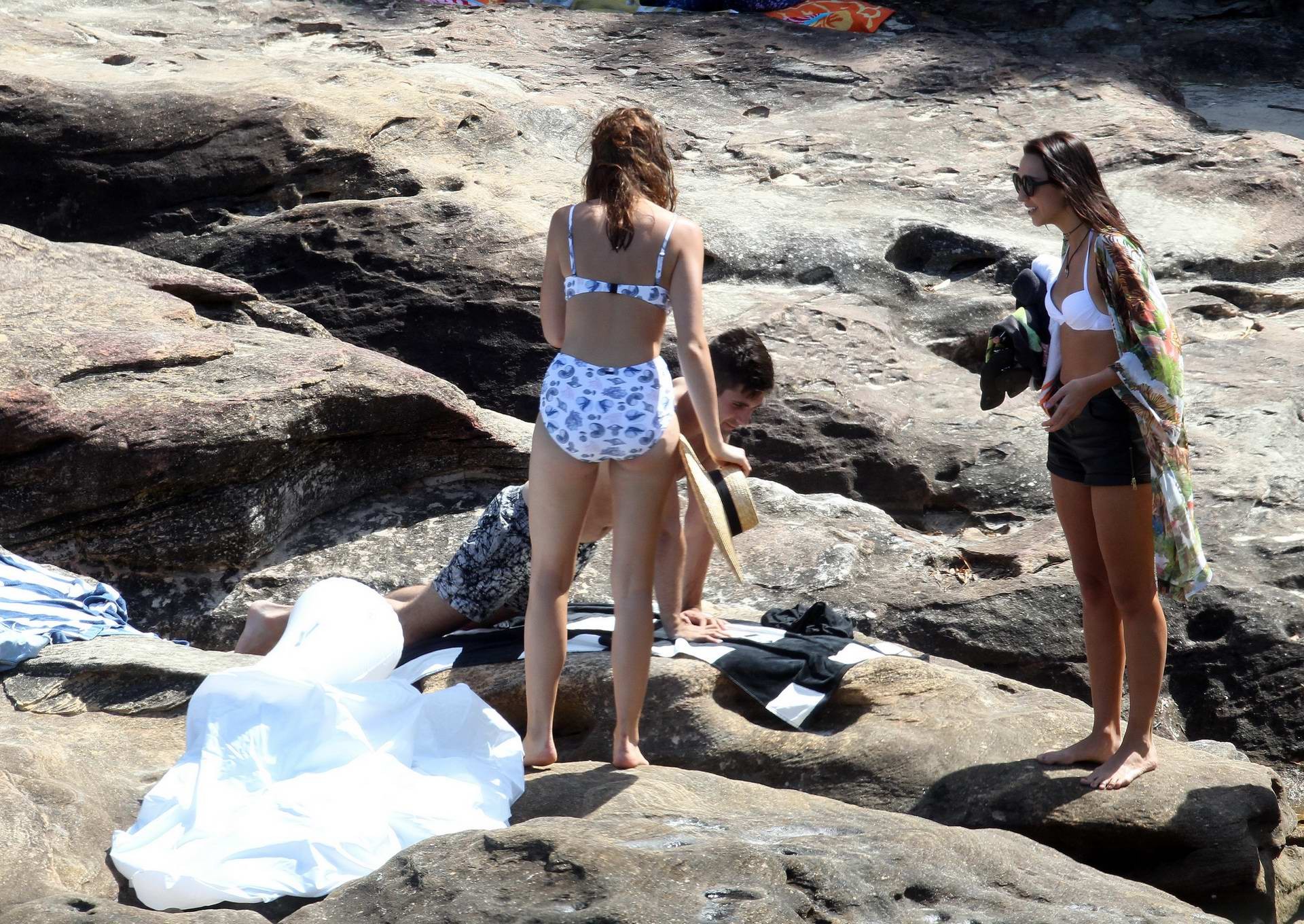 Demi harman busty indossando un costume da bagno su una spiaggia rocciosa a Sydney
 #75177698