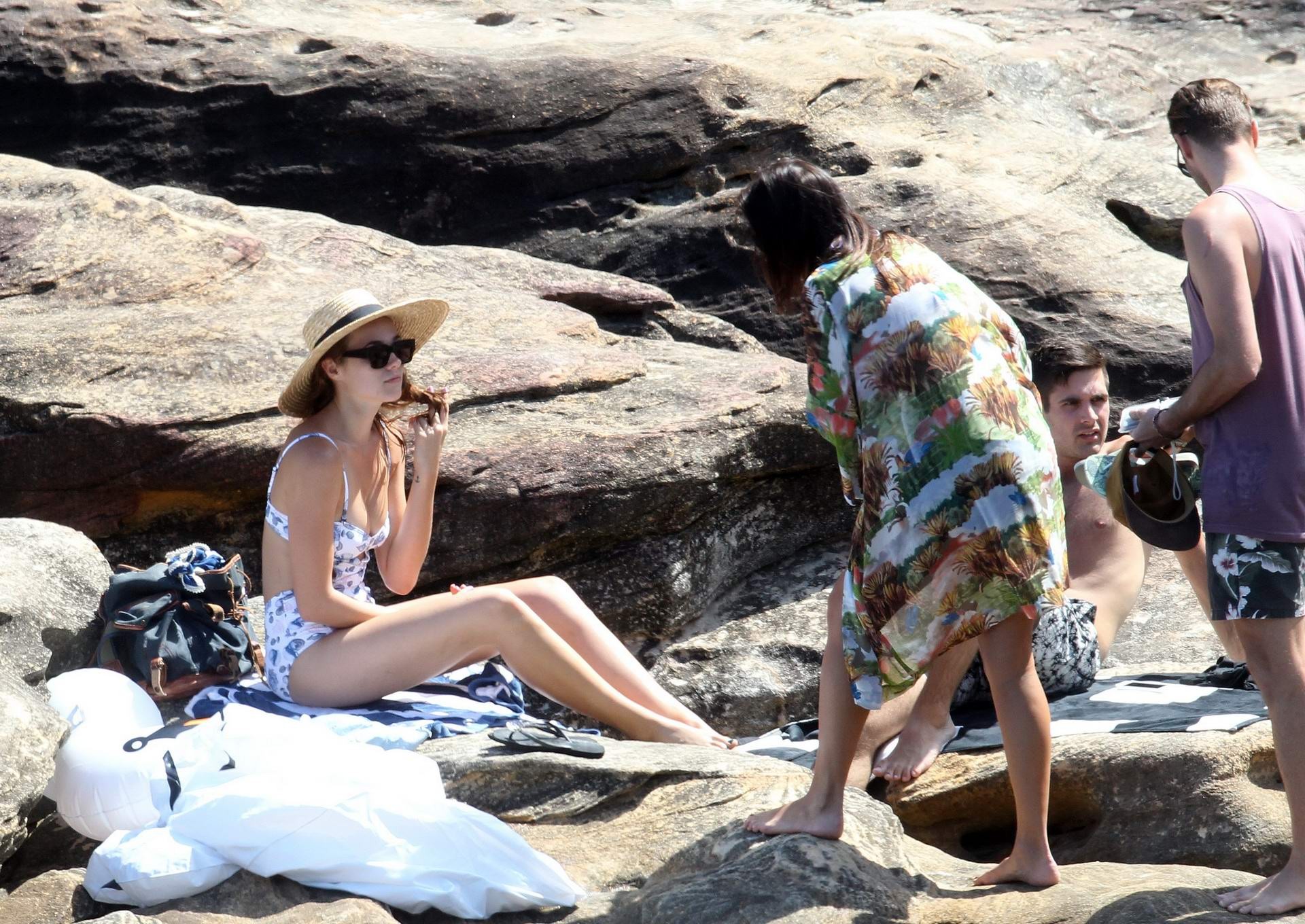 Demi harman busty indossando un costume da bagno su una spiaggia rocciosa a Sydney
 #75177796