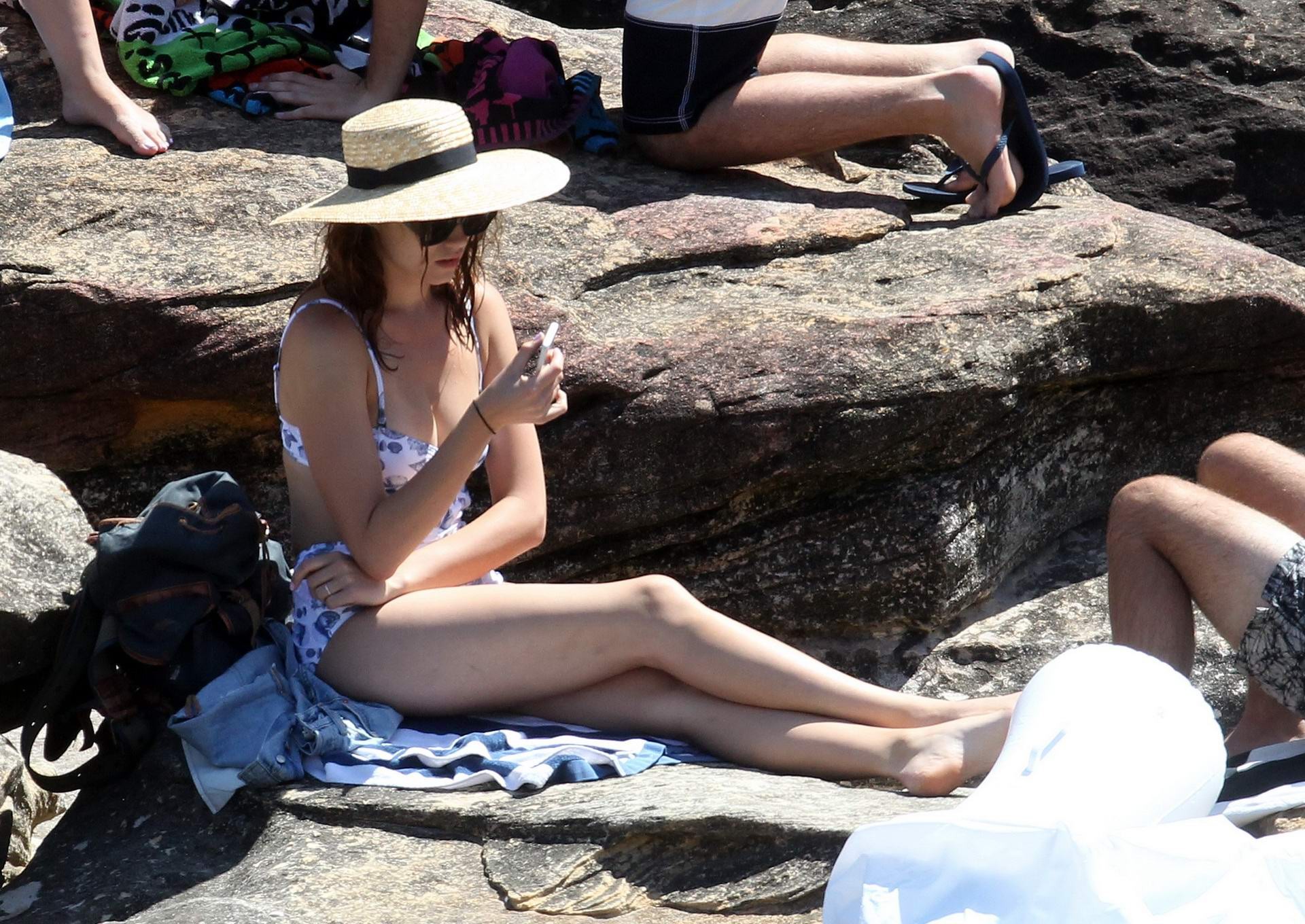 Demi harman busty indossando un costume da bagno su una spiaggia rocciosa a Sydney
 #75177802