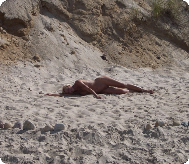 Una morena nudista adora sentir el sol en su cuerpo
 #72253177