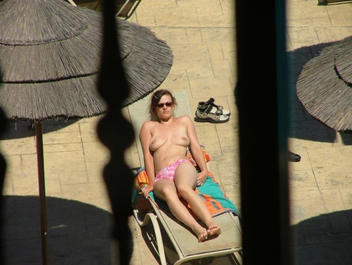 Una morena nudista adora sentir el sol en su cuerpo
 #72253213