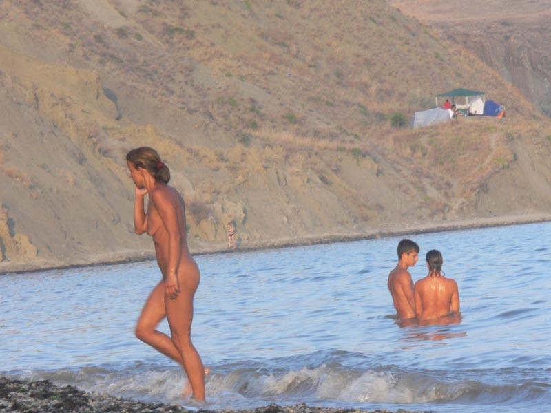 Una morena nudista adora sentir el sol en su cuerpo
 #72253242