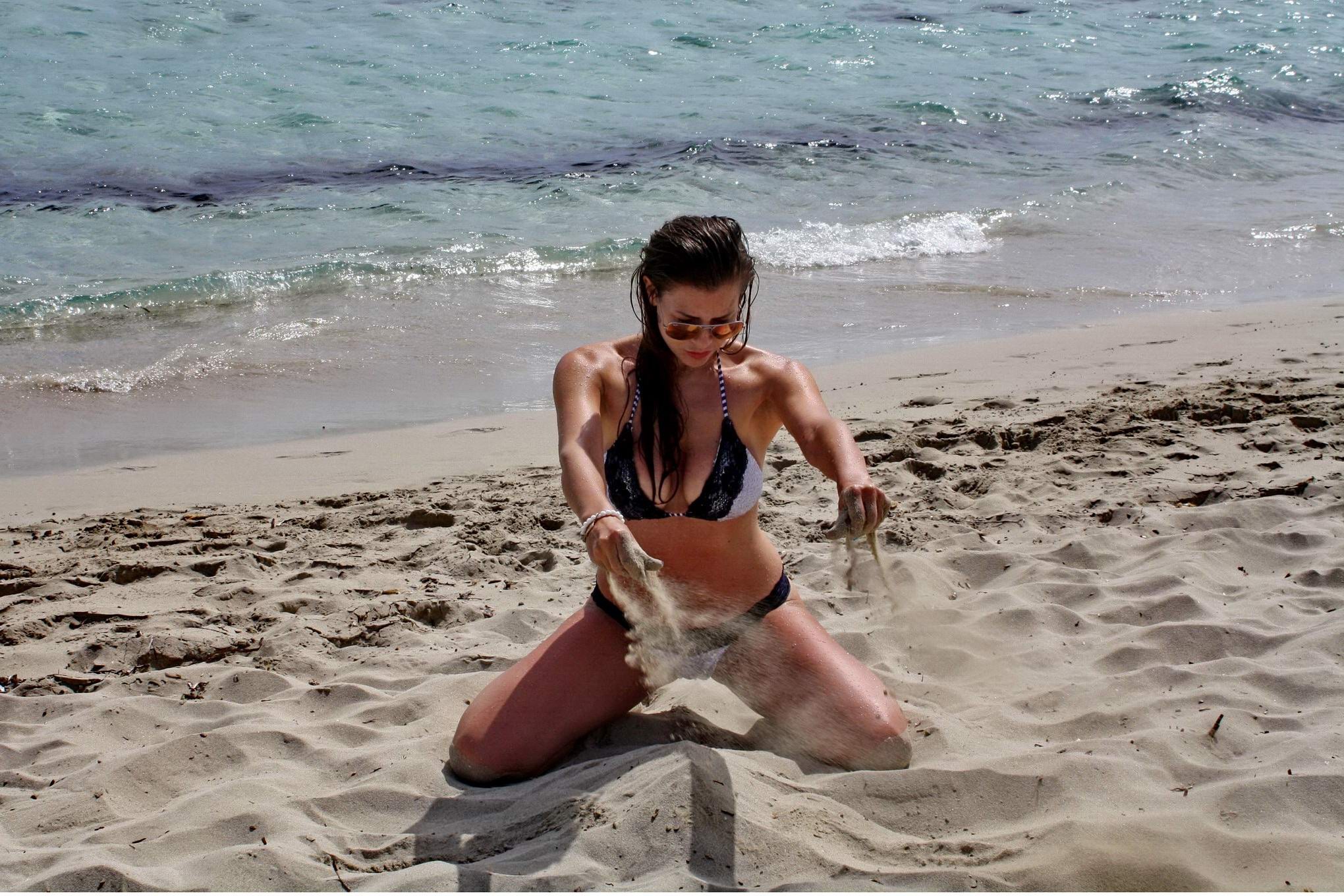 Imogen thomas muestra su cuerpo curvilíneo con un escaso bikini monocromático en un b
 #75194447