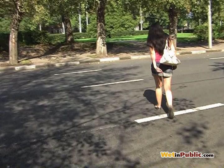 Une brune fait pipi dans sa jupe en jean et se débarrasse de sa culotte en public.
 #73247010