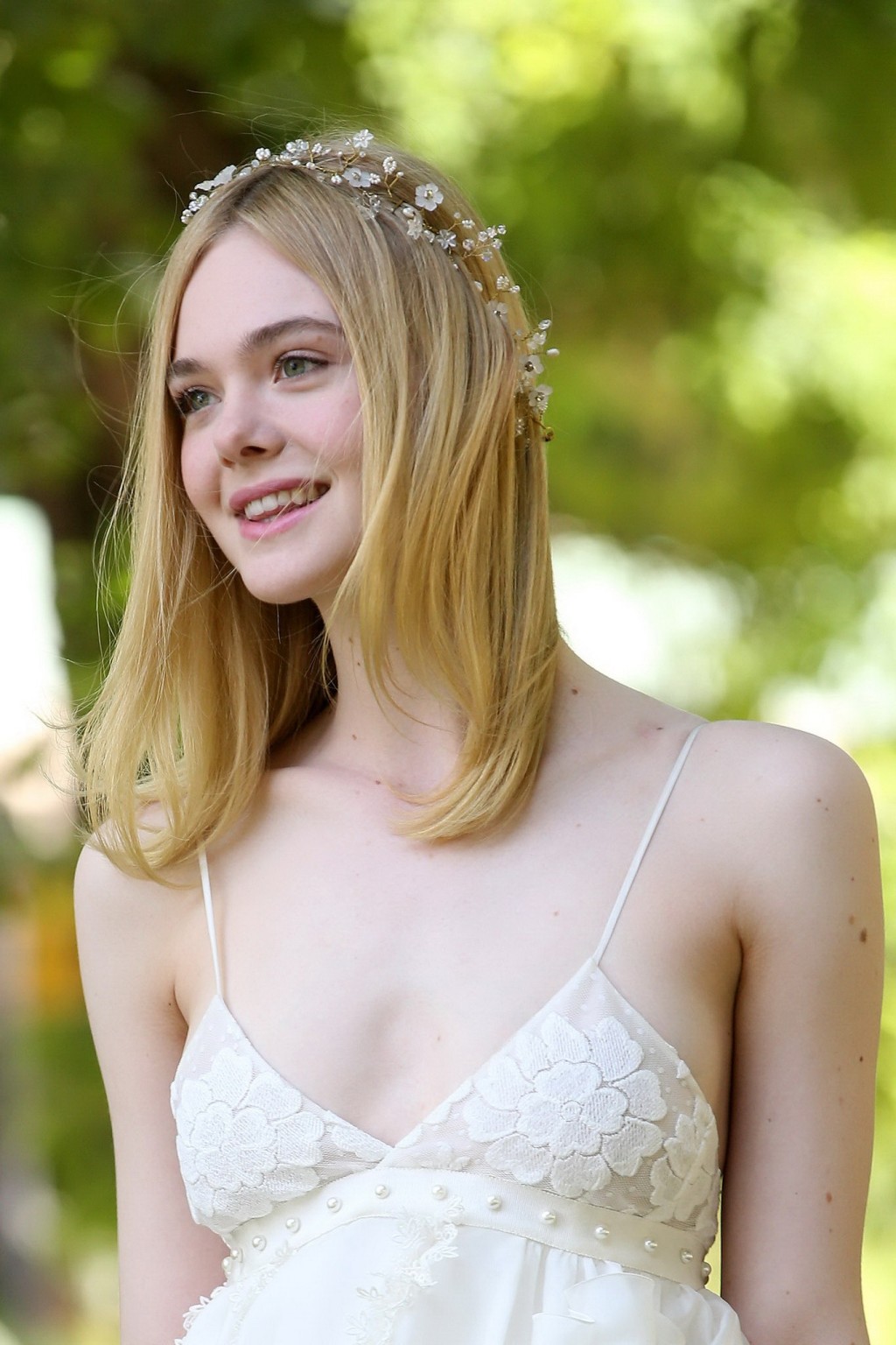 Elle Fanning dekolletiert und langbeinig im weißen Spitzenkleid
 #75141739