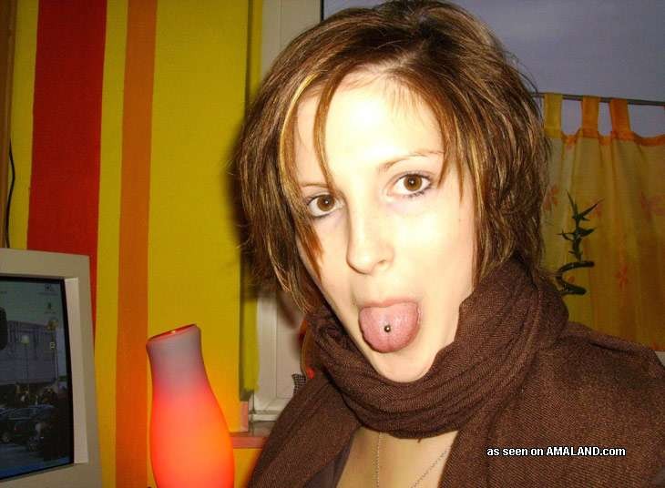アマチュアのティーンのガールフレンドは、自家製の写真でコックを広げて吸う
 #79455008