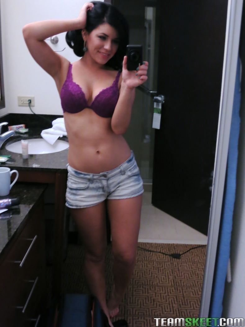 Belle noire wird auf einem Schreibtisch in ihren lila Dessous gefickt
 #74711913