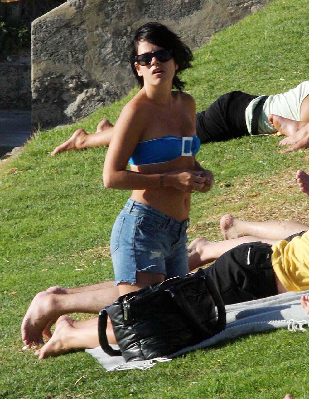 Lily allen qui glisse ses tétons et expose ses jolis seins sur une plage, photos paparazzi.
 #75307148