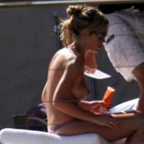 Abigail Clancy montre ses gros seins et ses tétons.
 #75412899