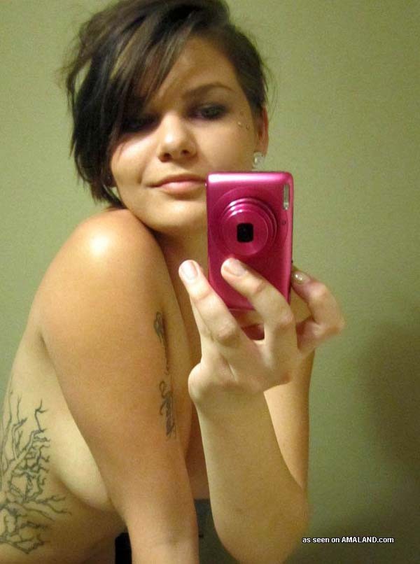 Une copine emo amateur aux gros seins qui se déshabille.
 #76407323